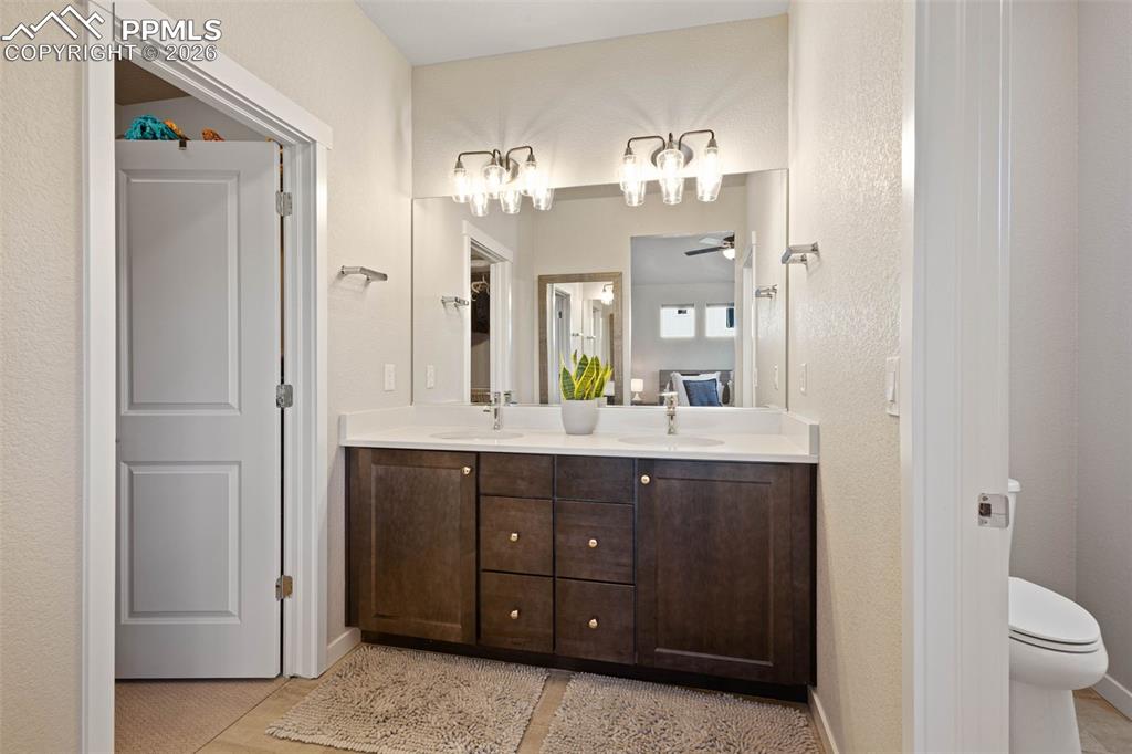 Image 13 of 32: Bathroom