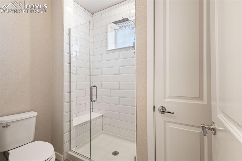 Image 14 of 32: Bathroom