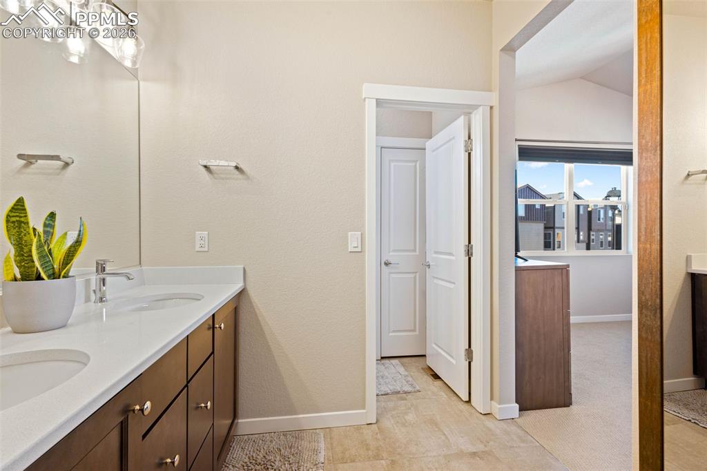 Image 15 of 32: Bathroom