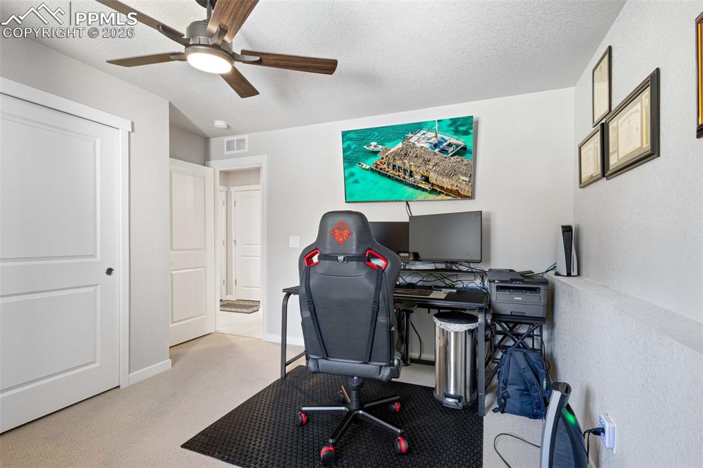 Image 17 of 32: Office