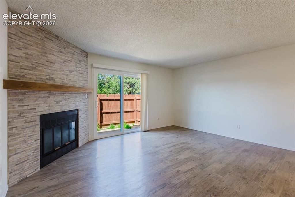 Image 11 of 31: Living Room
