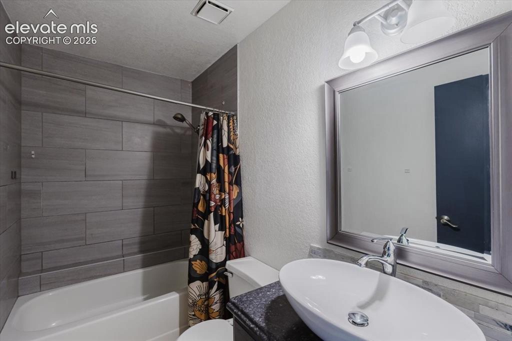 Image 17 of 31: Bathroom