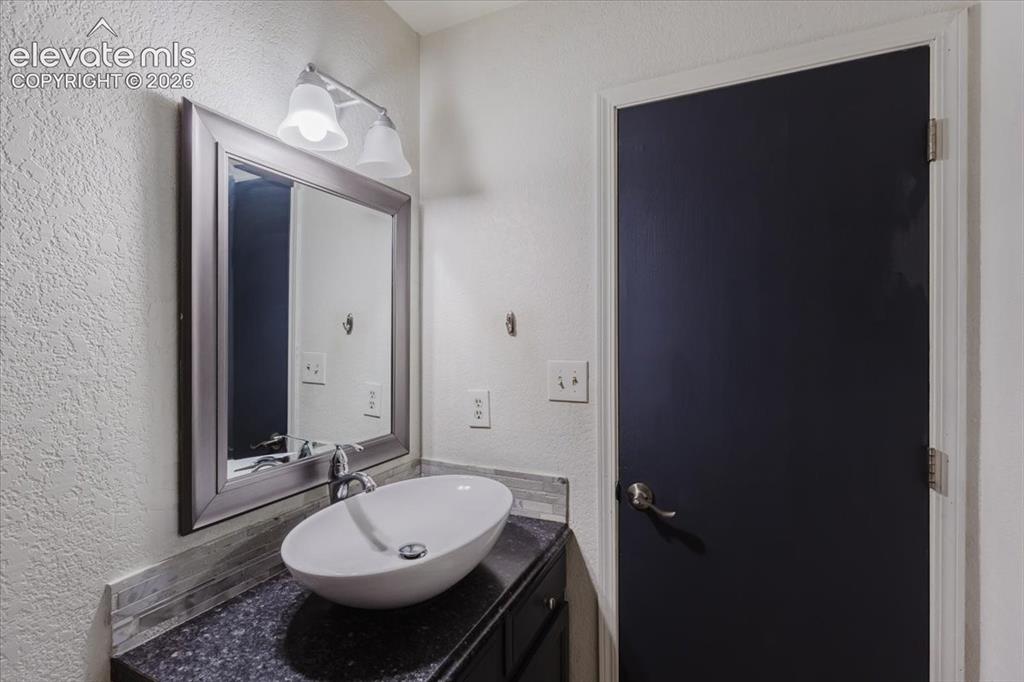 Image 18 of 31: Bathroom
