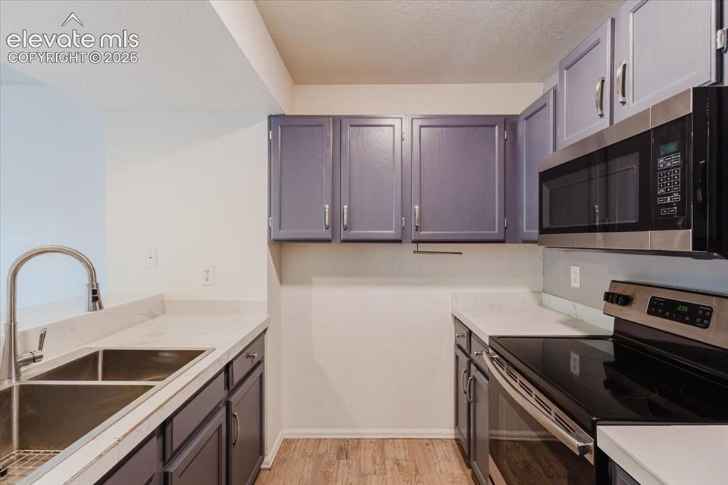 Image 7 of 31: Kitchen