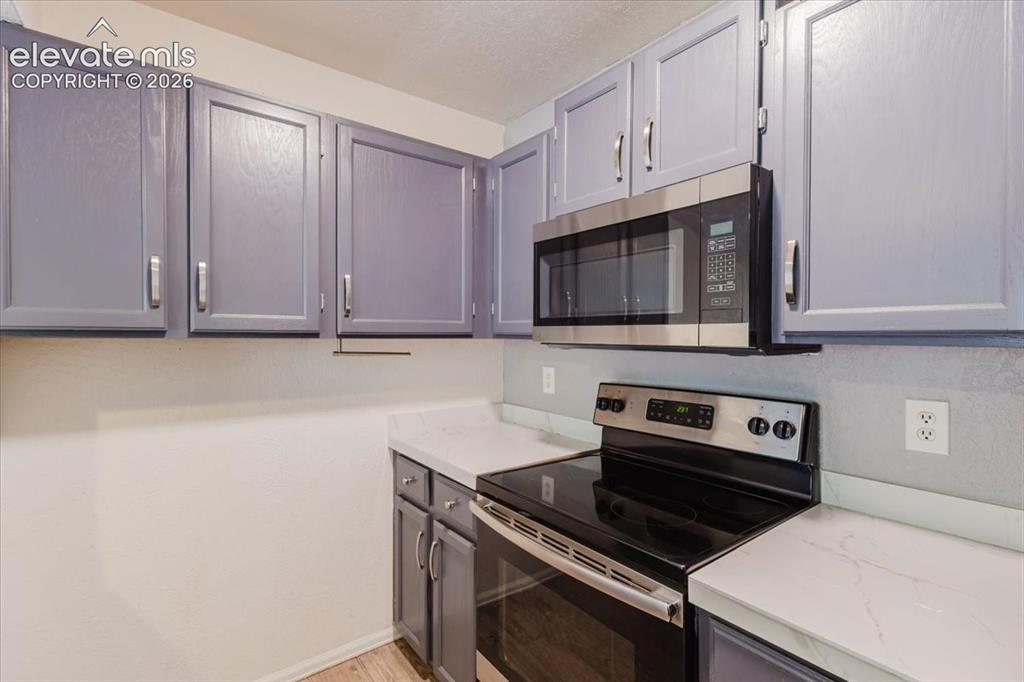 Image 9 of 31: Kitchen