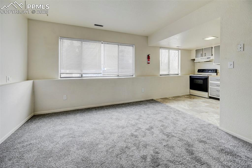 Image 5 of 14: Kitchen