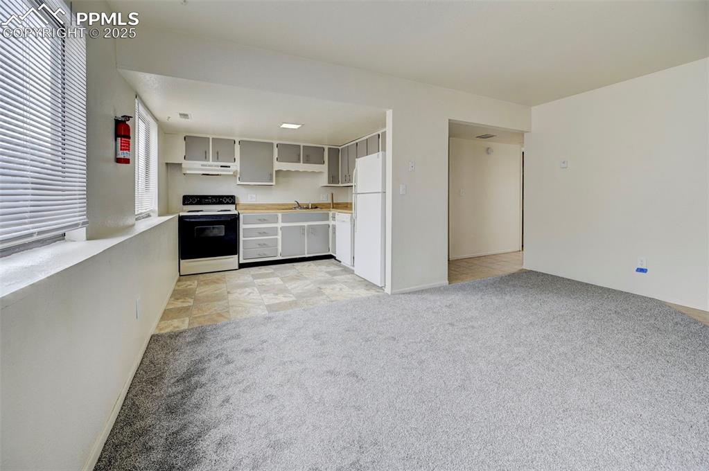 Image 7 of 14: Kitchen