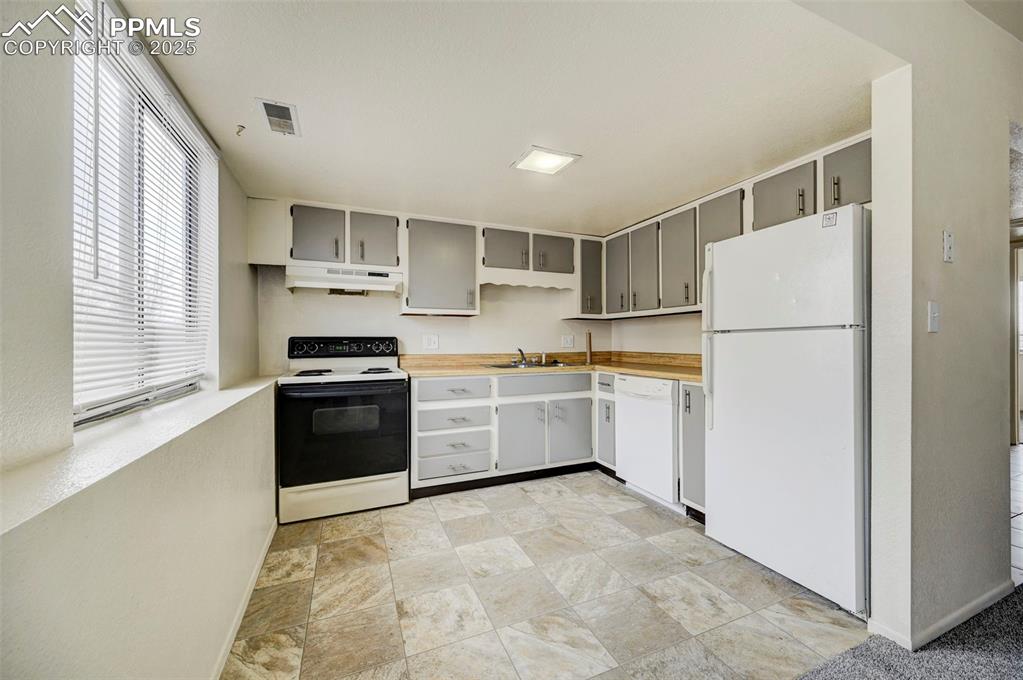 Image 8 of 14: Kitchen