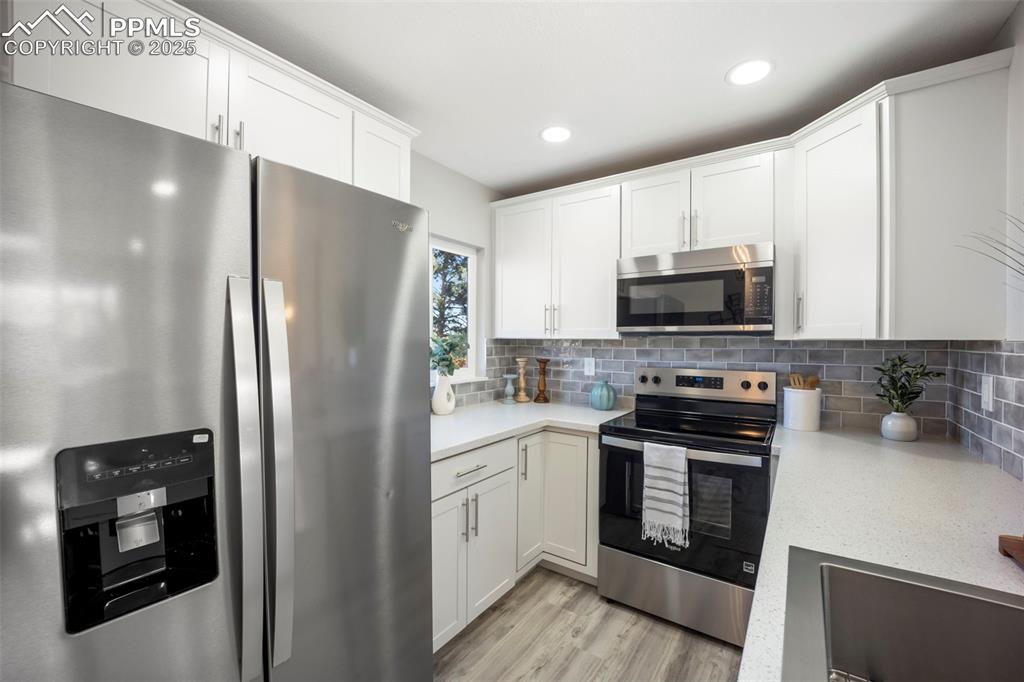 Image 17 of 45: Kitchen