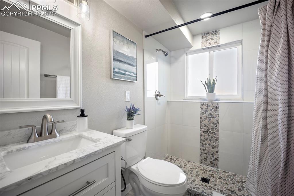 Image 26 of 45: Bathroom