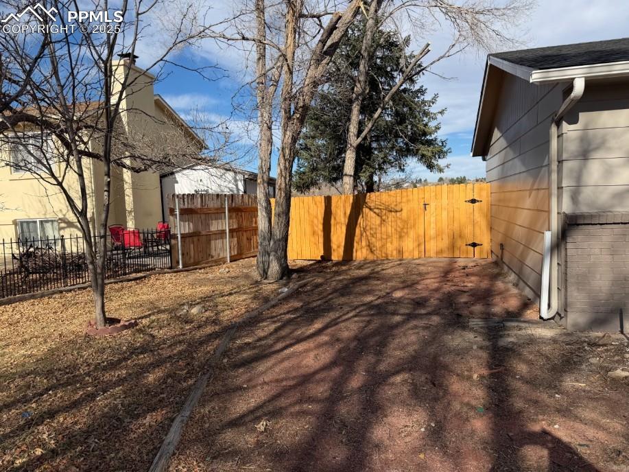 Image 44 of 45: Yard