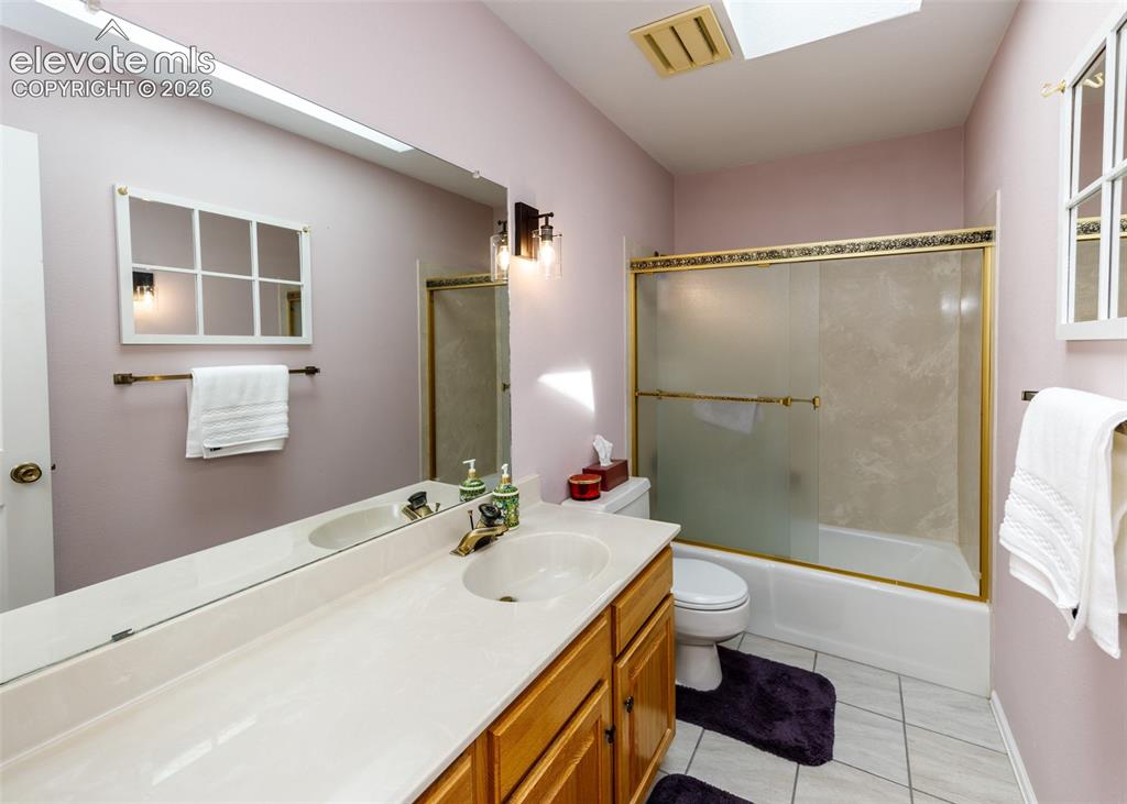 Image 24 of 39: Bathroom