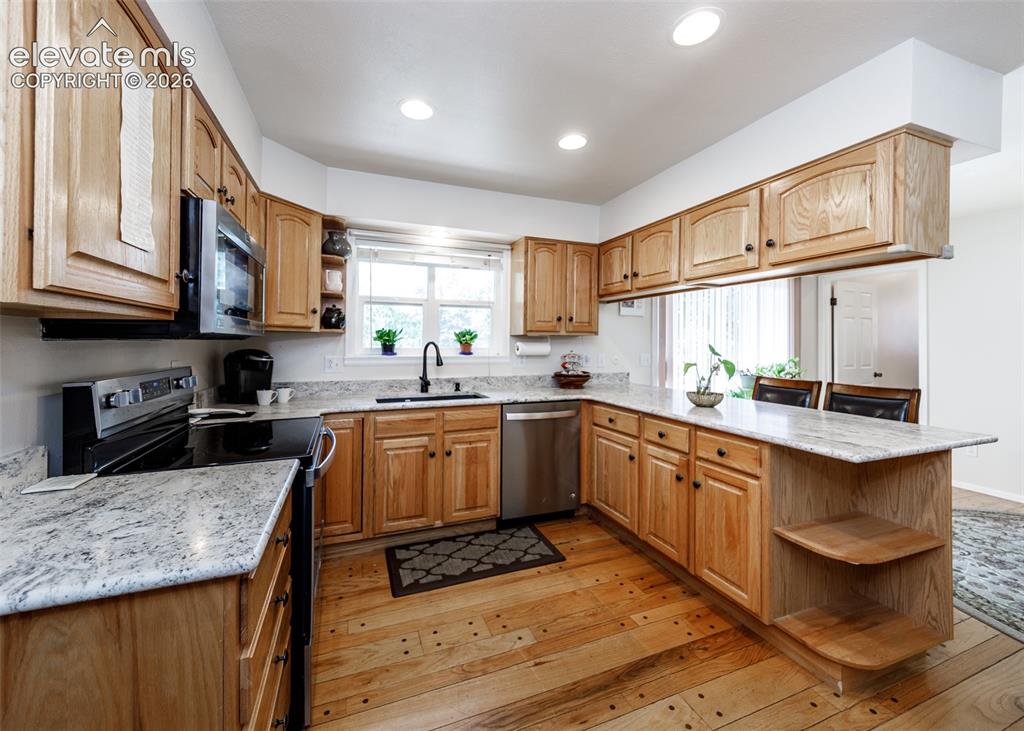 Image 9 of 39: Kitchen