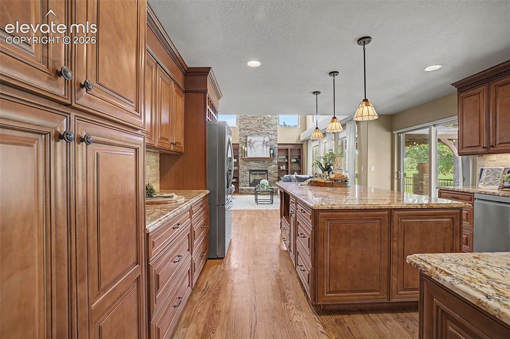 Image 18 of 48: Kitchen