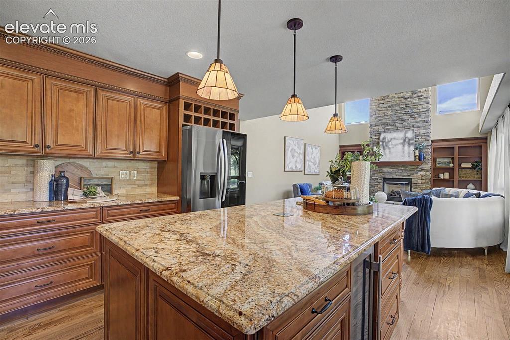 Image 19 of 48: Kitchen