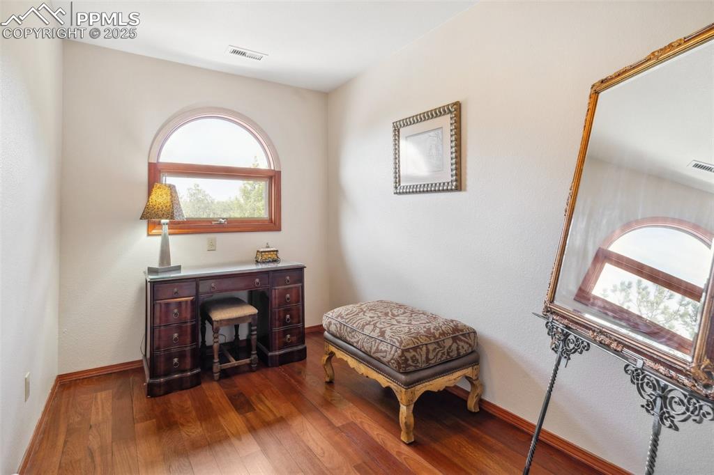Image 16 of 47: Sitting Room