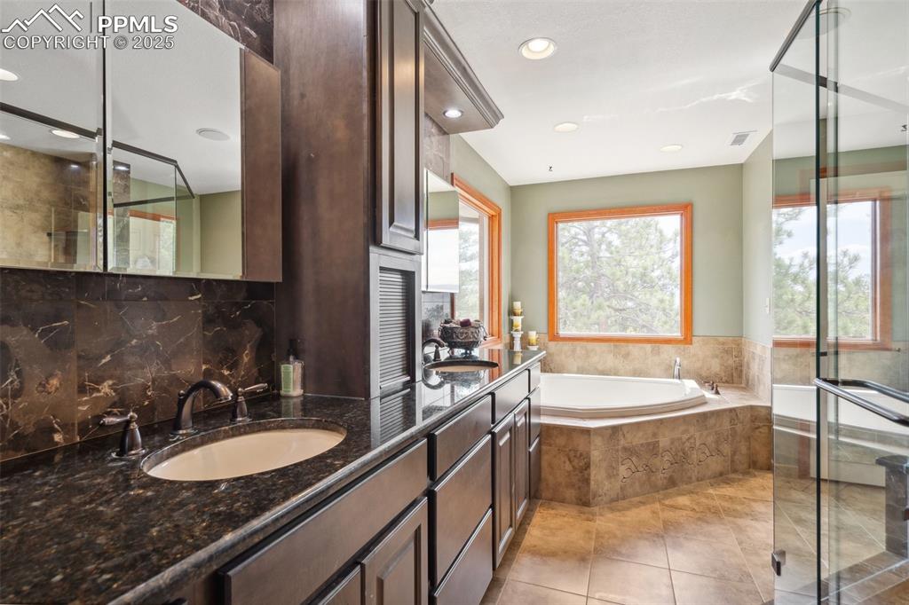 Image 17 of 47: Bathroom