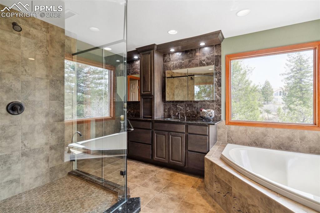 Image 18 of 47: Bathroom