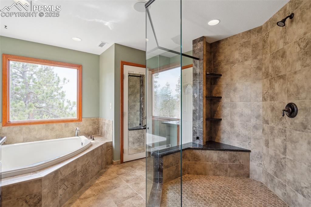 Image 19 of 47: Bathroom