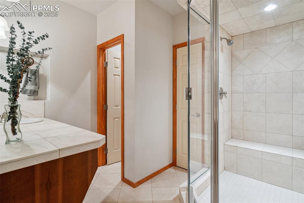 Image 36 of 47: Bathroom