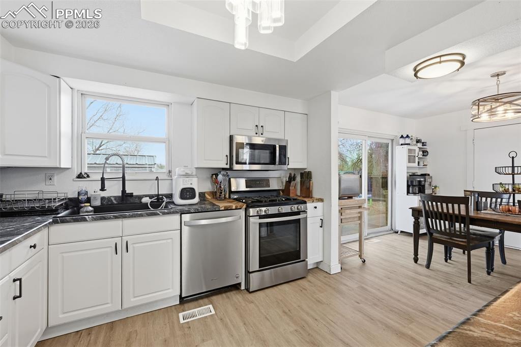 Image 10 of 30: Kitchen