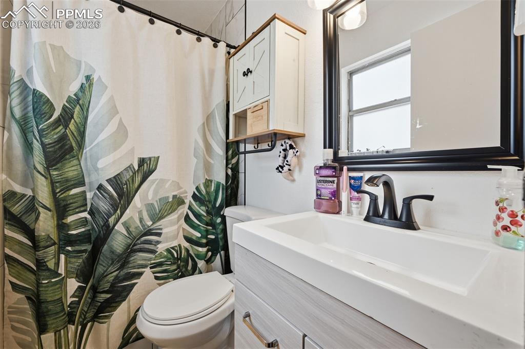 Image 14 of 30: Bathroom