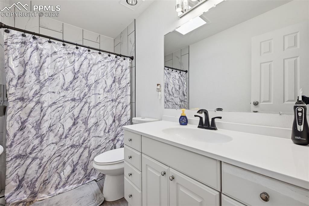 Image 16 of 30: Bathroom