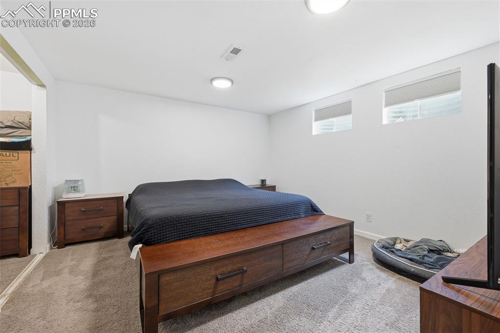 Image 23 of 30: Bedroom