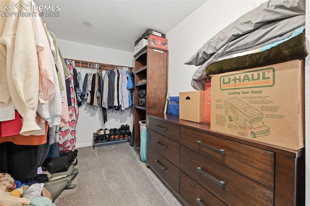 Image 25 of 30: Closet