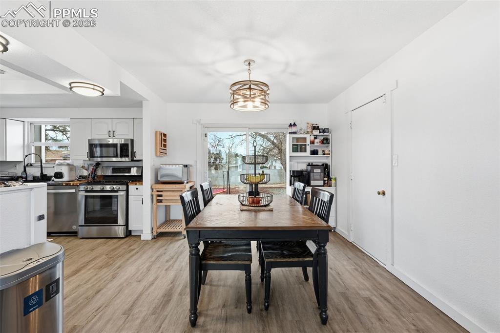 Image 7 of 30: Dining Area