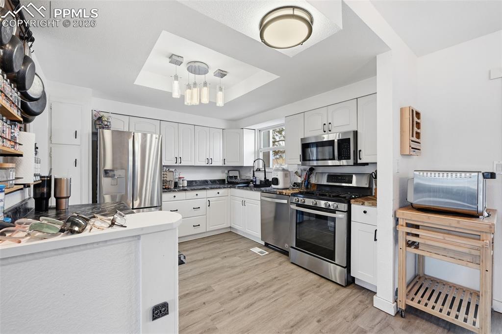 Image 8 of 30: Kitchen