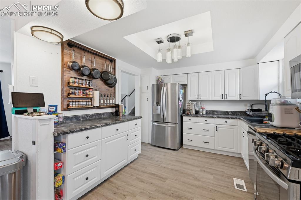 Image 9 of 30: Kitchen