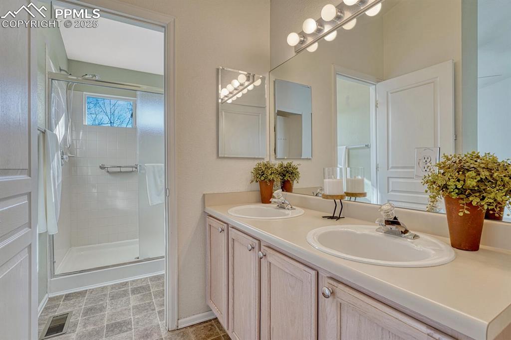 Image 17 of 50: Bathroom