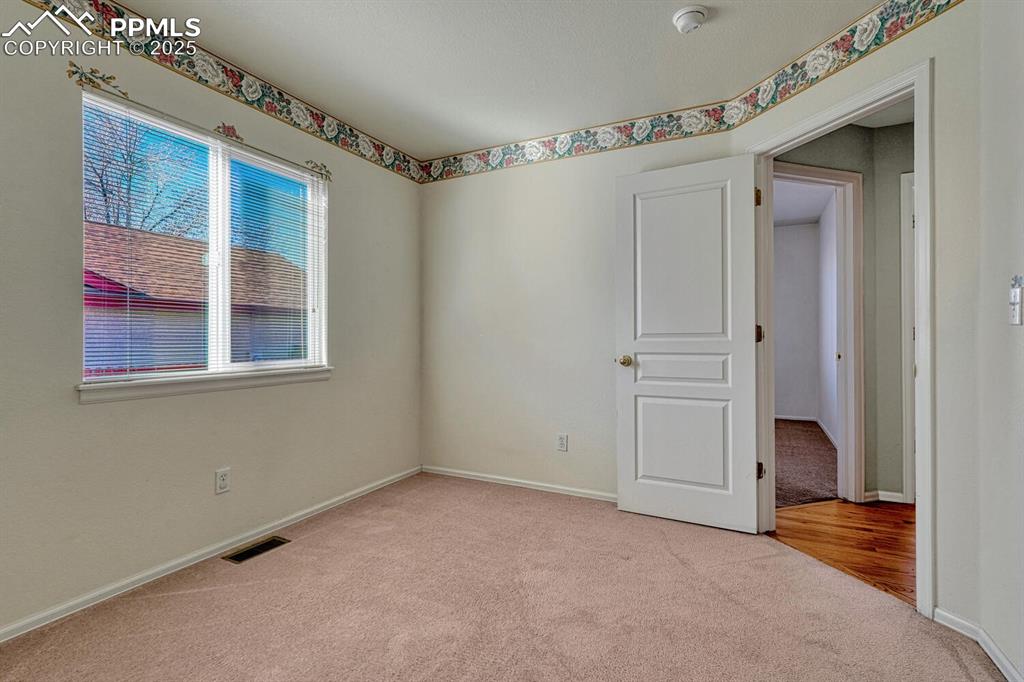 Image 19 of 50: Second bedroom