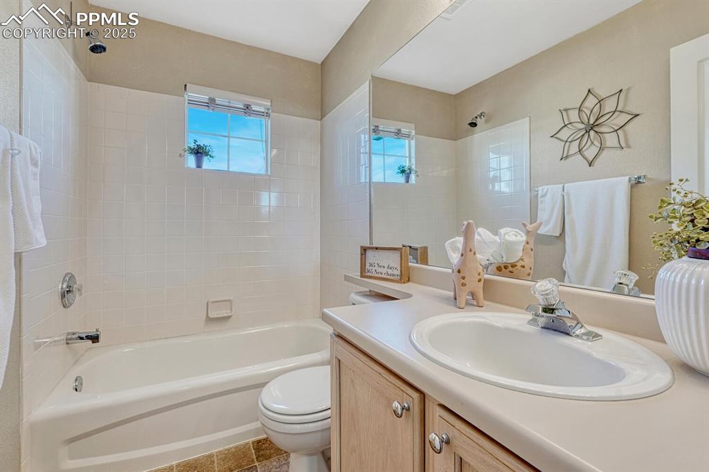 Image 22 of 50: Bathroom