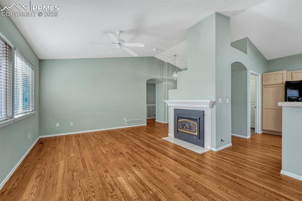 Image 40 of 50: Living Room