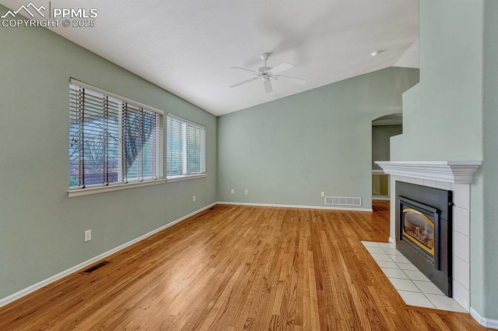 Image 41 of 50: Living Room