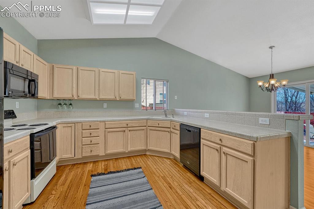 Image 44 of 50: Kitchen