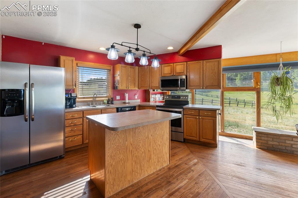 Image 15 of 46: All appliances included and natural gas is run to the home if you want to s