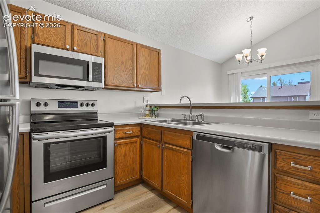 Image 13 of 37: Kitchen