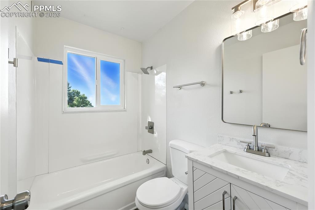 Image 14 of 20: Bathroom