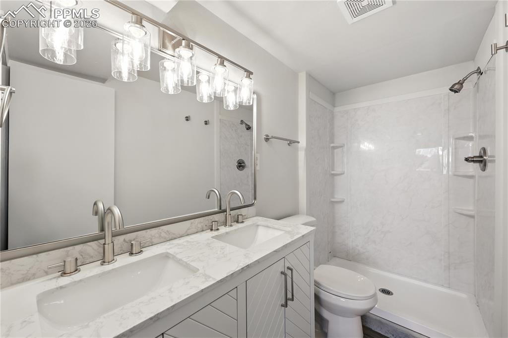 Image 18 of 20: Bathroom