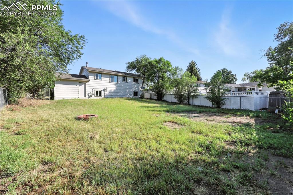 Image 20 of 20: Yard