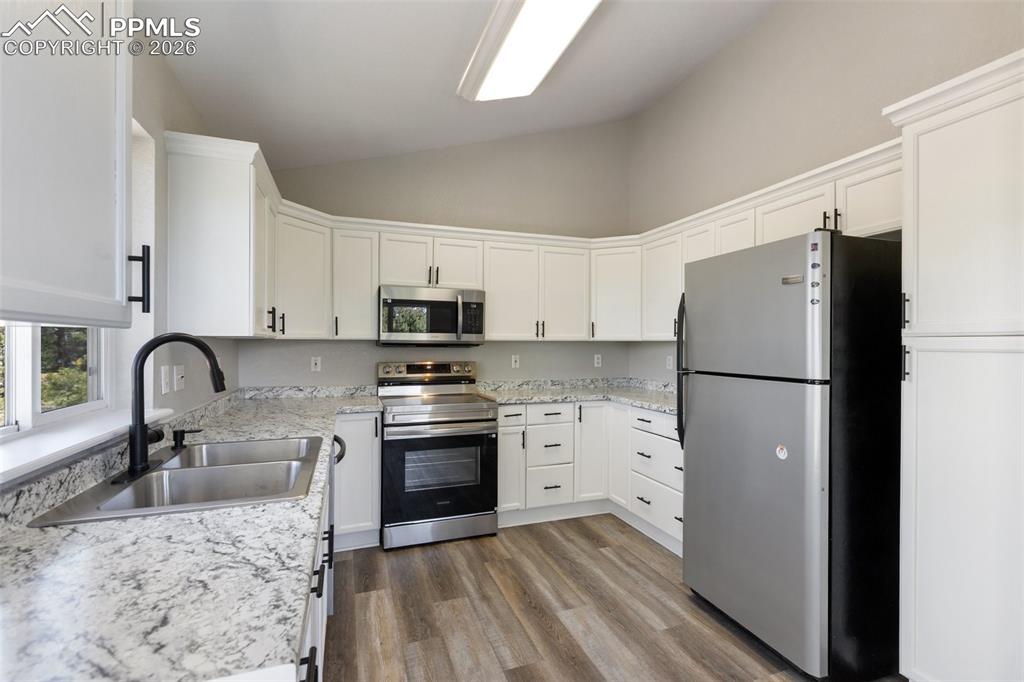 Image 14 of 38: Kitchen