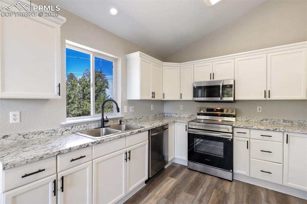 Image 15 of 38: Kitchen