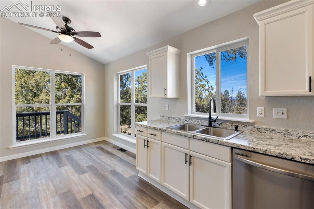 Image 16 of 38: Kitchen