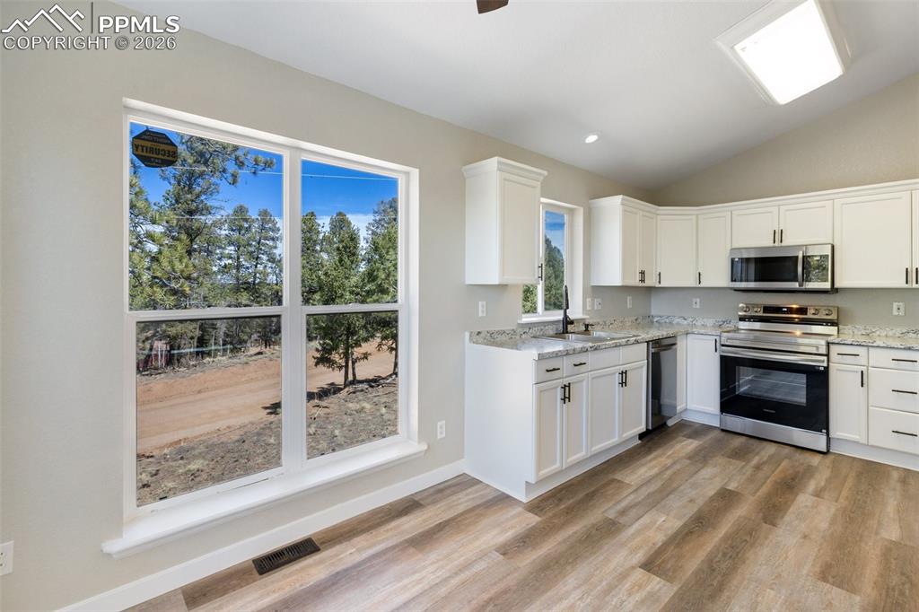 Image 17 of 38: Kitchen