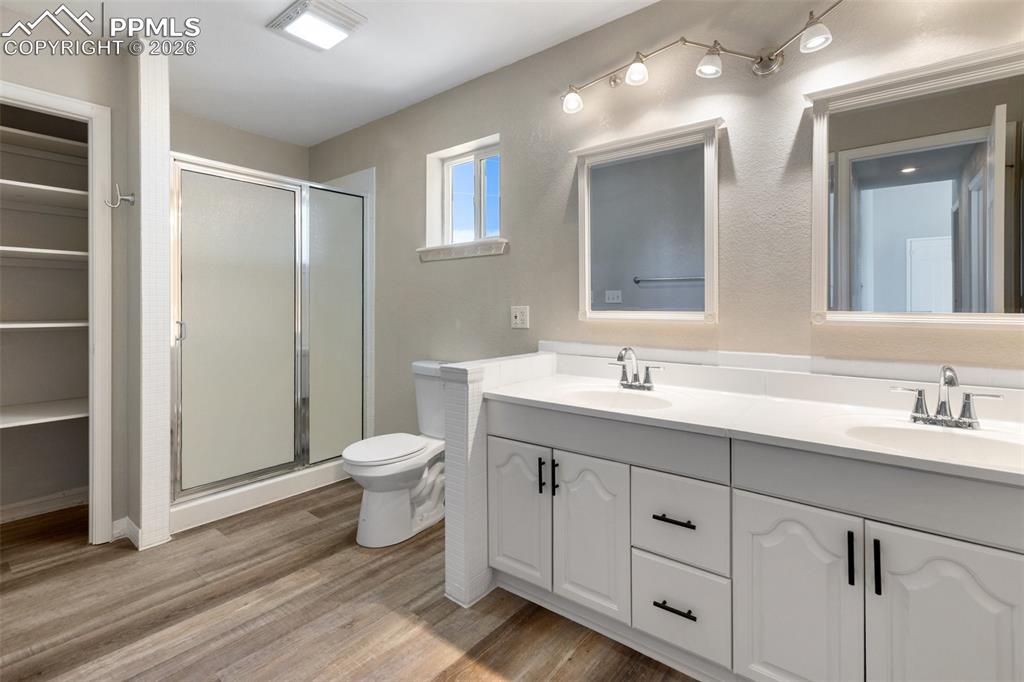 Image 19 of 38: Bathroom