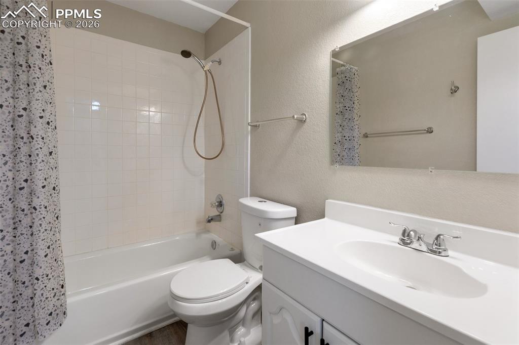 Image 28 of 38: Bathroom