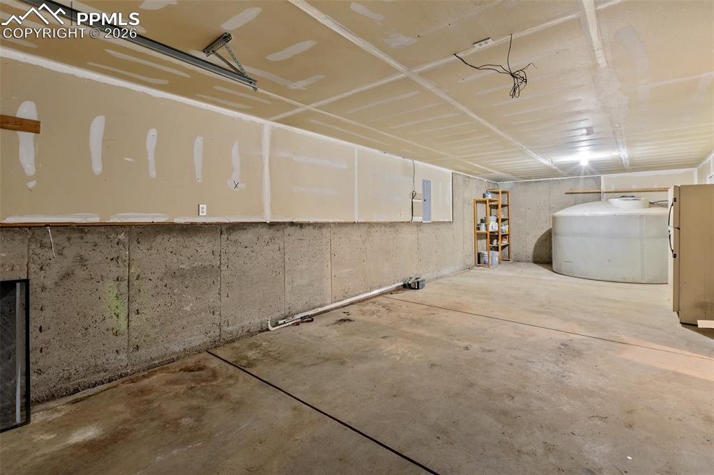 Image 33 of 38: Garage